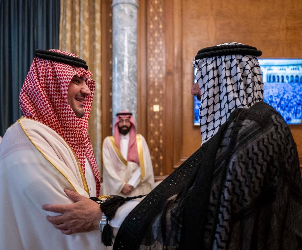 tmrrah9's tweet photo. جمال و هيبة الزي السعودي و الزي العراقي:

وزير الداخلية العراقي يرتدي الزي المحلي ، اثناء استقباله من الامير  عبدالعزيز بن سعود وزير الداخلية السعودي و رئيس لجنة الحج العليا https://t.co/uhnwCNOrOv