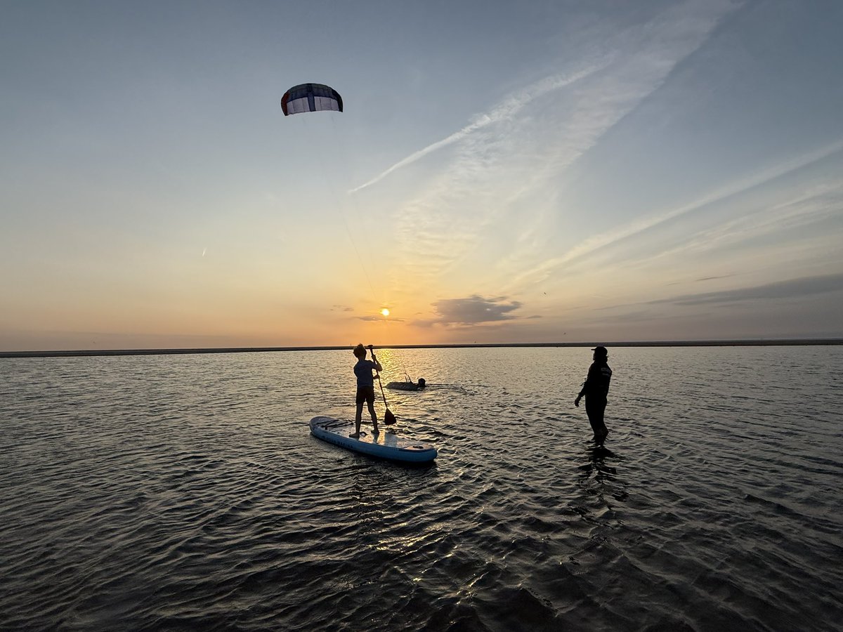 WurfTwain's tweet photo. Sup gekocht vandaag voor m’n zoontje van 8 en ook een beetje voor mij natuurlijk. Testen en oefenen deden we op de lagune van de Zandmotor. Met een mooie zonsondergang. Top! #suppen #zandmotor #kijkduin https://t.co/Innsf93XLy