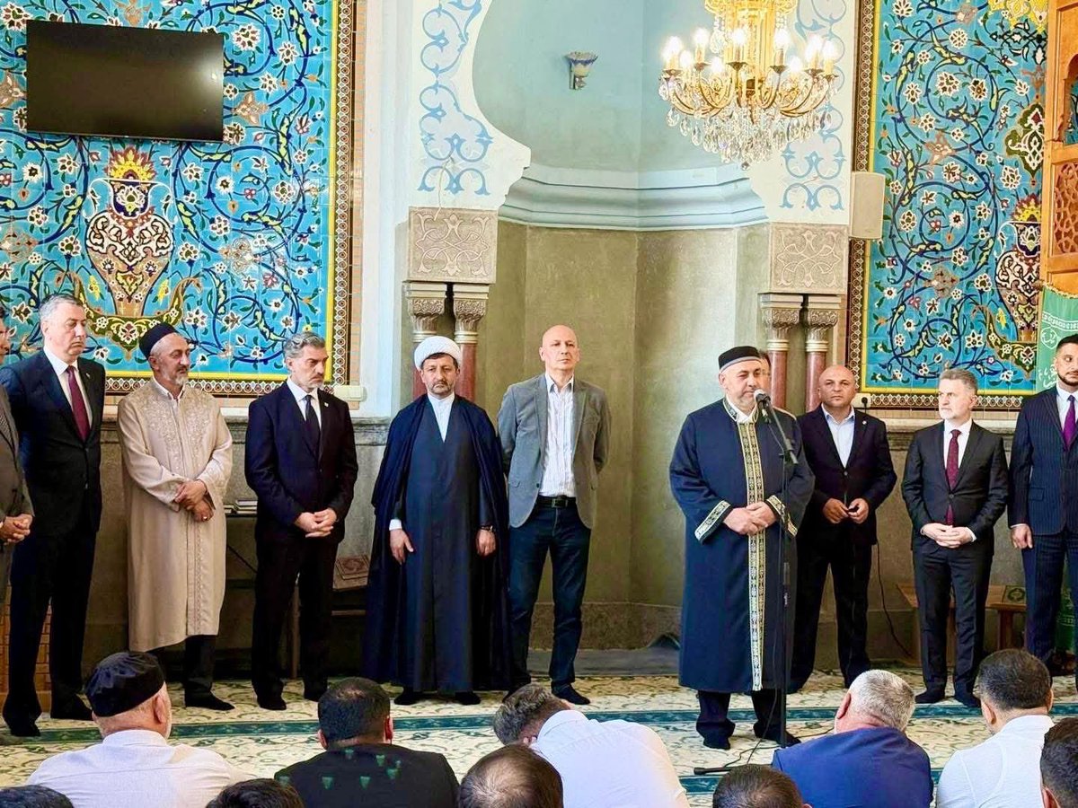 mahmutgol's tweet photo. Gürcistan Cumhurbaşkanı Sayın Mikheil Kavelashvili, Tiflis Cuma Camii'nde Müslüman halkın Kurban Bayramını tebrik etti. 🇹🇷🇬🇪 https://t.co/lGOi2Lo1db