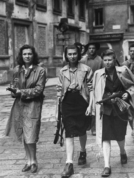 ExplorerMoment's tweet photo. Italian women partisans, Milan, Italy, April 1945 https://t.co/GqTwrGtCtz