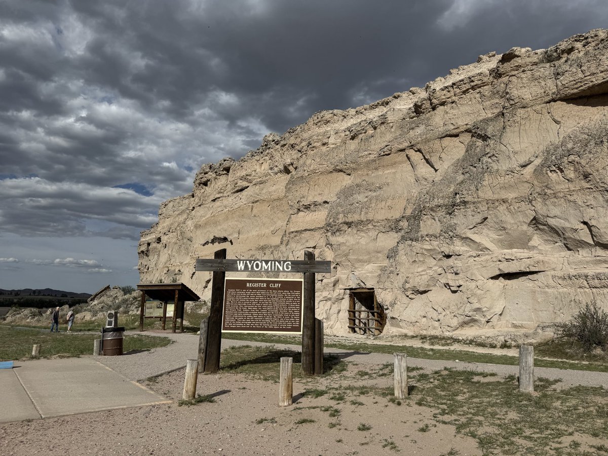spjechy's tweet photo. Vyjeté koleje od vozů na oregonské stezce, jižní Wyoming. Kousek vedle skála se jmény. Silné místo 🇺🇸 https://t.co/MRHHn8UqLF