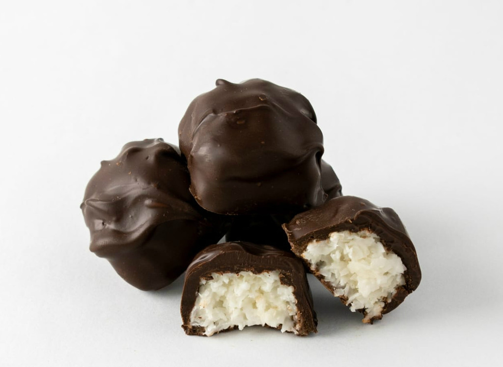 AlsChocolates's tweet photo. 🥥 We've got our delicious Coconut Bars on special this week! Available in milk, dark, or mixed chocolate. Get a whole pound for just $13.95 now through Tuesday. 🥥🌴 https://t.co/qgKN0H3GMD
