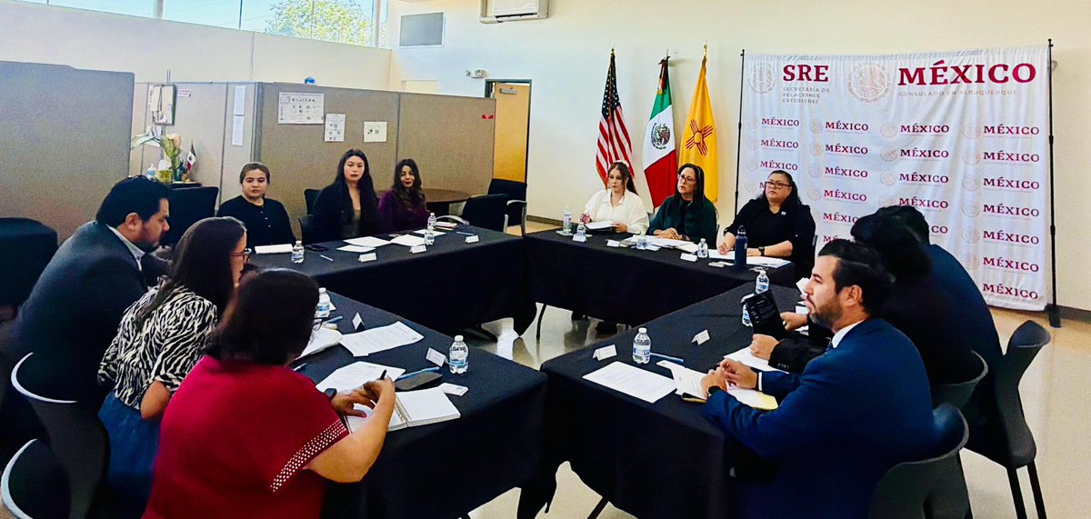 ConsulMexAlb's tweet photo. El @ConsulMexAlb agradece la visita de la oficina del Defensor Público de Nuevo México, y el valioso intercambio de experiencias, retos y buenas prácticas con el equipo de Protección del Consulado de México en Albuquerque. 🇲🇽🤝🇺🇸 

Durante la reunión se analizaron los retos que enfrentan las personas mexicanas detenidas, incluyendo barreras lingüísticas, acceso a justicia, salud mental y posibles consecuencias migratorias de delito diversos. Asimismo, se destacó la importancia de la notificación consular conforme a la Convención de Viena sobre Relaciones Consulares de 1963, y la colaboración institucional para fortalecer la asistencia y protección consular.

También se dialogó sobre visitas de protección a centros de detención, orientación jurídica, referencia de casos vulnerables y la participación conjunta en eventos comunitarios e informativos. 

Nuestra comunidad hoy está más unida e informada que nunca. 

@NMDefenders #ProtecciónConsular #ConsulMexAlb #ConoceTusDerechos
#MexicanosEnUSA 

******

The @ConsulMexAlb extends its appreciation to the New Mexico Office of the Public Defender for their visit and for the valuable exchange of experiences, challenges, and best practices with the Protection Department team at the Consulate of Mexico in Albuquerque. 🇲🇽🤝🇺🇸

During the meeting, both teams discussed the challenges faced by detained Mexican nationals, including language barriers, access to justice, mental health concerns, and the potential immigration consequences associated with various criminal offenses. The importance of consular notification in accordance with the 1963 Vienna Convention on Consular Relations was also highlighted, along with the value of institutional collaboration to strengthen consular assistance and protection efforts.

The conversation also included discussions on protection visits to detention centers, legal orientation, referrals for vulnerable cases, and joint participation in community outreach and informational events.

Today, our community is more united and informed than ever.

@NMDefenders #ProtecciónConsular #ConsulMexAlb #ConoceTusDerechos #MexicanosEnUSA