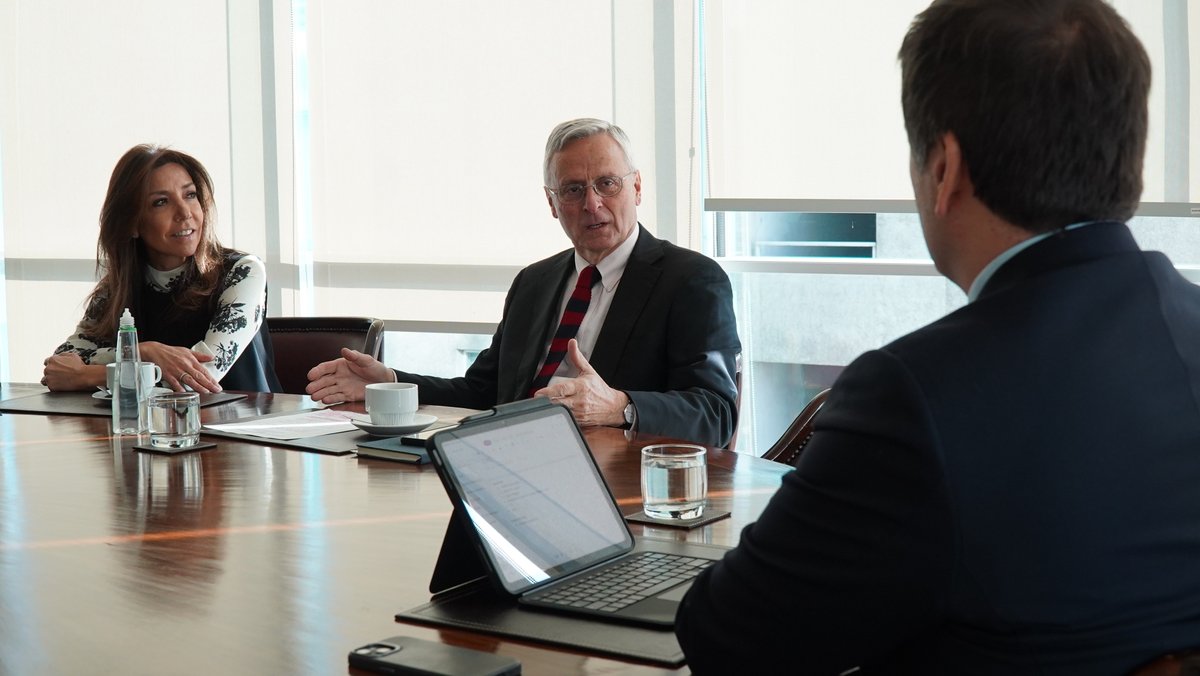 MinMineria_cl's tweet photo. El subsecretario Álvaro González sostuvo un encuentro con representantes de la Cámara Chilena de la Construcción con el objetivo de reforzar la colaboración público-privada e impulsar el desarrollo de infraestructura vinculada al sector minero🏗️⛏️ https://t.co/UeYsFKf2AP