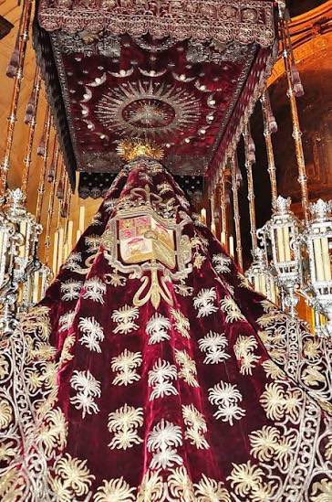 damasobeigbeder's tweet photo. Cuando tengas un mal día, haz el favor de mirar el manto de la Virgen del Valle, que se te pasa todo. https://t.co/1vxoTzS2XK