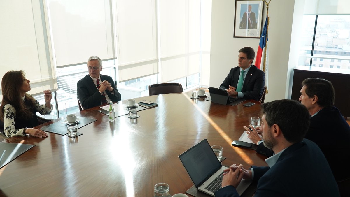 MinMineria_cl's tweet photo. El subsecretario Álvaro González sostuvo un encuentro con representantes de la Cámara Chilena de la Construcción con el objetivo de reforzar la colaboración público-privada e impulsar el desarrollo de infraestructura vinculada al sector minero🏗️⛏️ https://t.co/UeYsFKf2AP