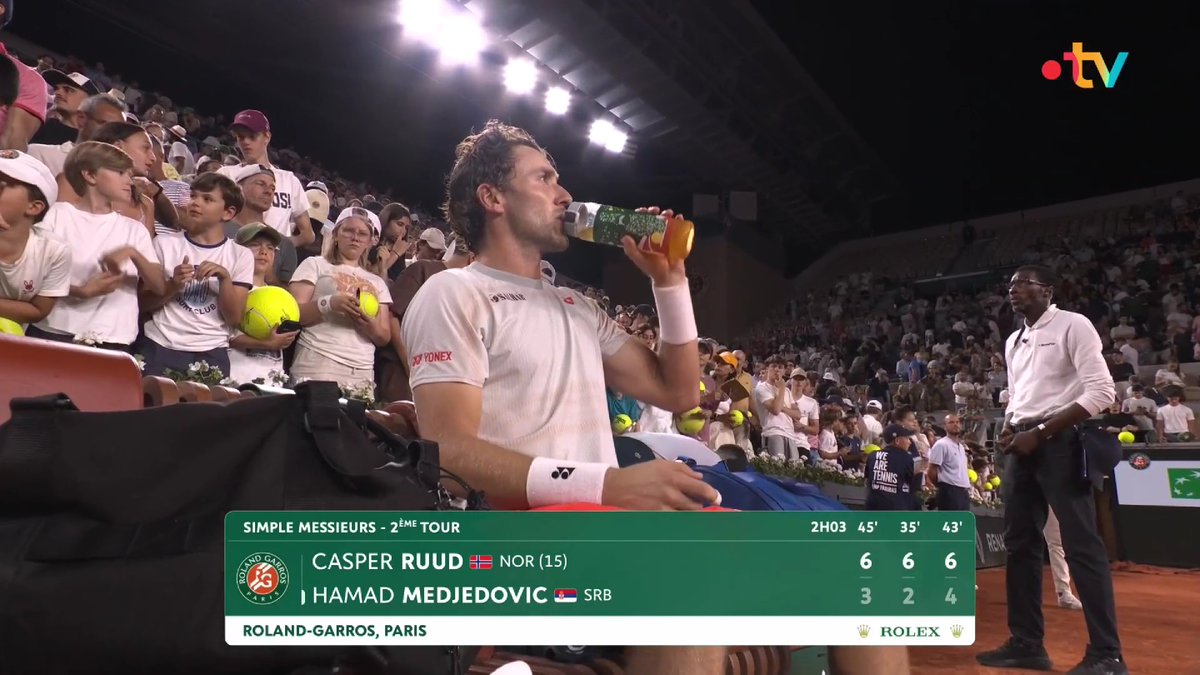 UniversRuud's tweet photo. Casper Ruud s'impose en 3 sets contre le showman Hamad Medjedovic (6-3, 6-2, 6-4) 😍

Il retrouvera Tommy Paul, quart-de-finaliste de l'édition précédente, au 3ème tour de #ROLANDGARROS https://t.co/lyv5o3SXzw