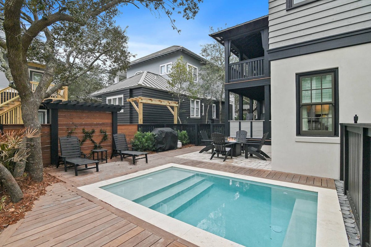 Royal_30A's tweet photo. Summer is waiting at Bluegrass Blessings in Rosemary Beach! 

Recently renovated with a private splash pool, outdoor kitchen + bar, and just a 3-minute walk to the beach and town square.

Remaining summer dates are booking fast. https://t.co/s7Zi8z3BSf https://t.co/0eGcm5XbAG