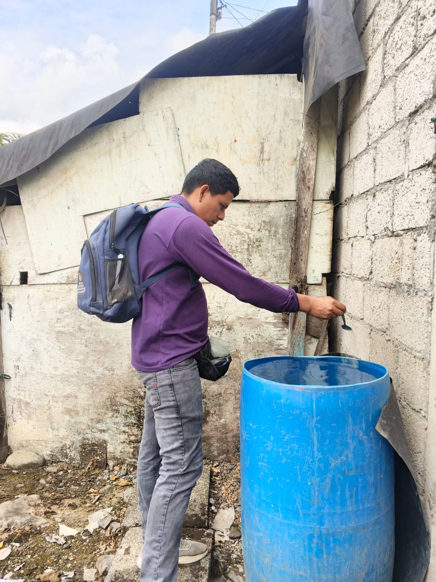 saludazuay_'s tweet photo. #PonceEnríquez | Instituciones articulan acciones de prevención mediante mingas de eliminación de criaderos, promoviendo espacios limpios y saludables para proteger a la población y prevenir enfermedades transmitidas por vectores. 🦟💪 https://t.co/p6K7CAJqgm