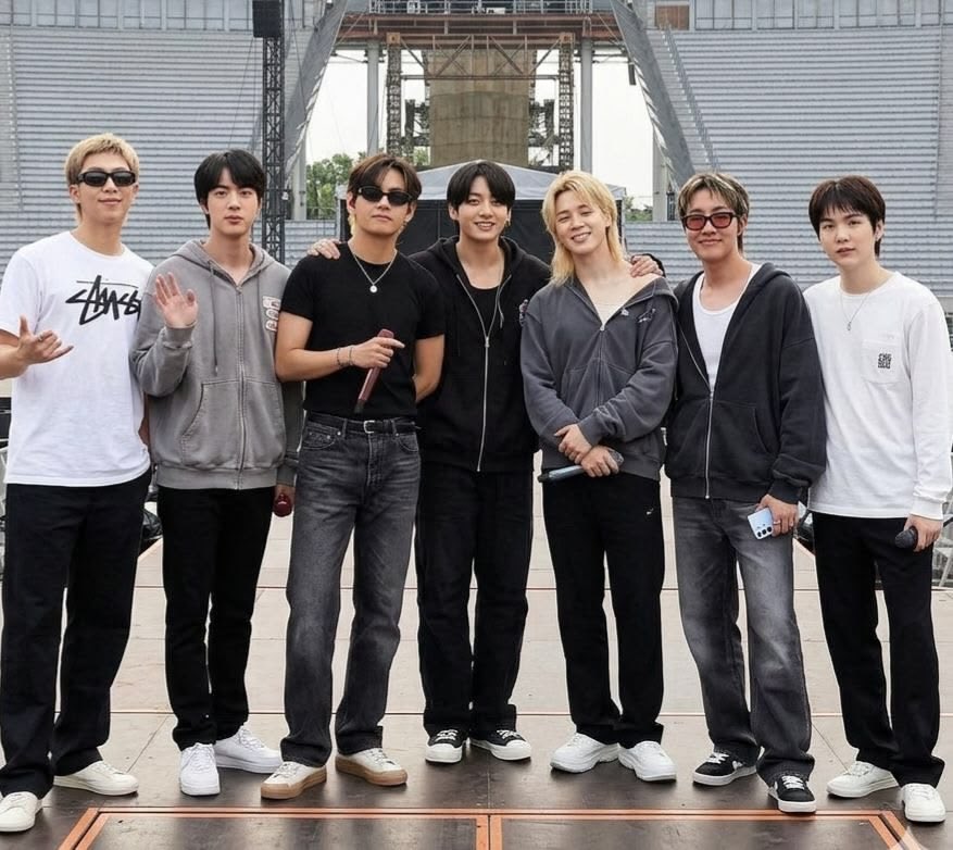 reslsuga200's tweet photo. “POV: Your mom said she only knows one member… but now she has a favorite in the whole group 😂💜
Which one would your mom pick first? 👀👇
Be honest… moms always choose differently 😂 #BTS #ArmyTwitter #KpopFamily” https://t.co/PDPJDaW4RN