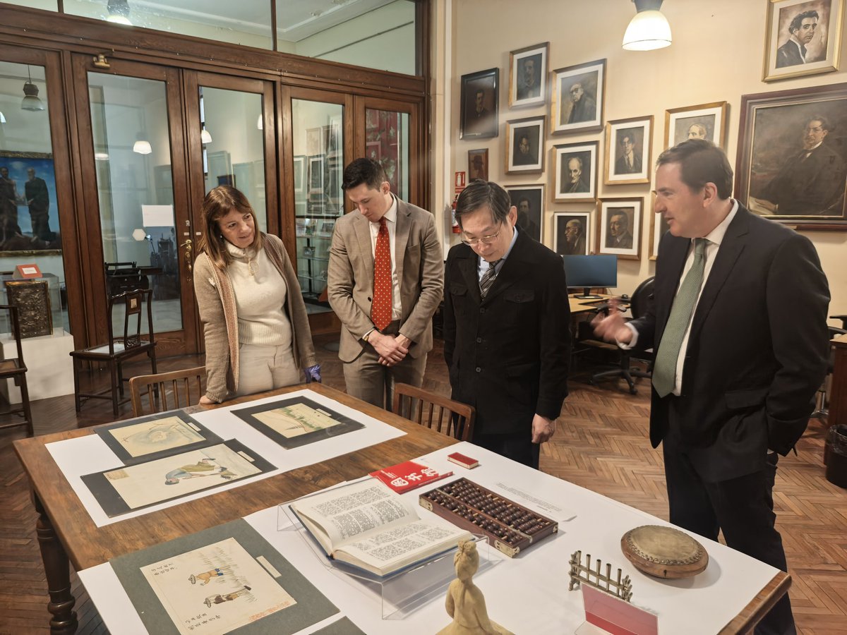 embajadorcn_uy's tweet photo. Realicé una linda visita a la Biblioteca Nacional de Uruguay. Seguiremos trabajando para promover los intercambios entre ambas partes. https://t.co/vVTg8s9KWV