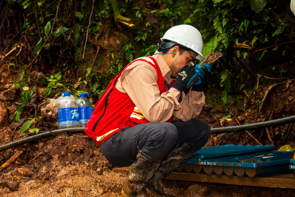 AuroMetals's tweet photo. @TincorpMetals is advancing its ongoing Phase 1 - 10,000m drill program at its Santa Barbara Project in Ecuador.

Recent field photos show the ongoing drilling on site and samples being logged.

This first drill program is designed to increase the confidence and upgrade the existing resource through infill drilling. 

More updates to come as the program progresses!

$TIN.V $TINFF #TincorpMetals #SantaBarbara #Exploration #Mining #Drilling #Gold #Copper