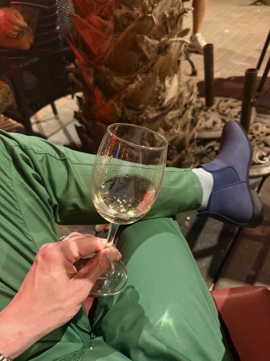 Und_Bitte's tweet photo. Wein kalt. Wetter warm. Palme. 
Beste Leben. https://t.co/Z04doHjVXQ