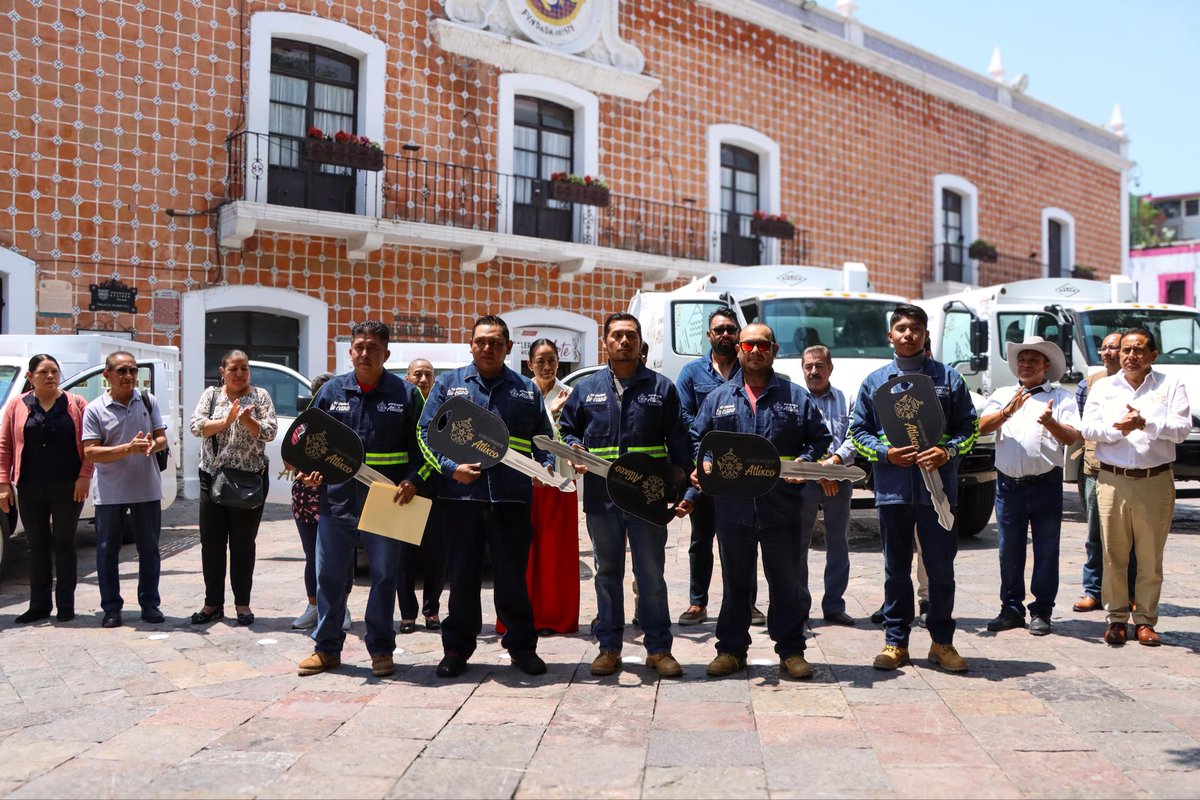 AriadnaAyala's tweet photo. Con gran emoción, informamos que adquirimos nuevos camiones recolectores de basura, camionetas estacas y maquinaria que fortalecerán el trabajo diario en los servicios públicos que se prestan a todos los Atlixquenses .
#MiCiudadTuCasa https://t.co/qbtdsRnwtV