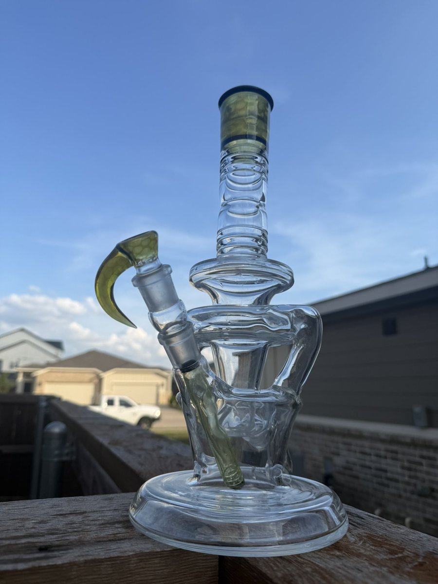 trippytrizzy23's tweet photo. My 3 way collab finally complete 🤩🥵
@redheadyglass with the tube 
Texas tubes with the down stem
Lysergicglassart with the bowl 🔥
#glassart #candianglass #texasglass 
#uvglass #uv https://t.co/vGmwQCXHTO