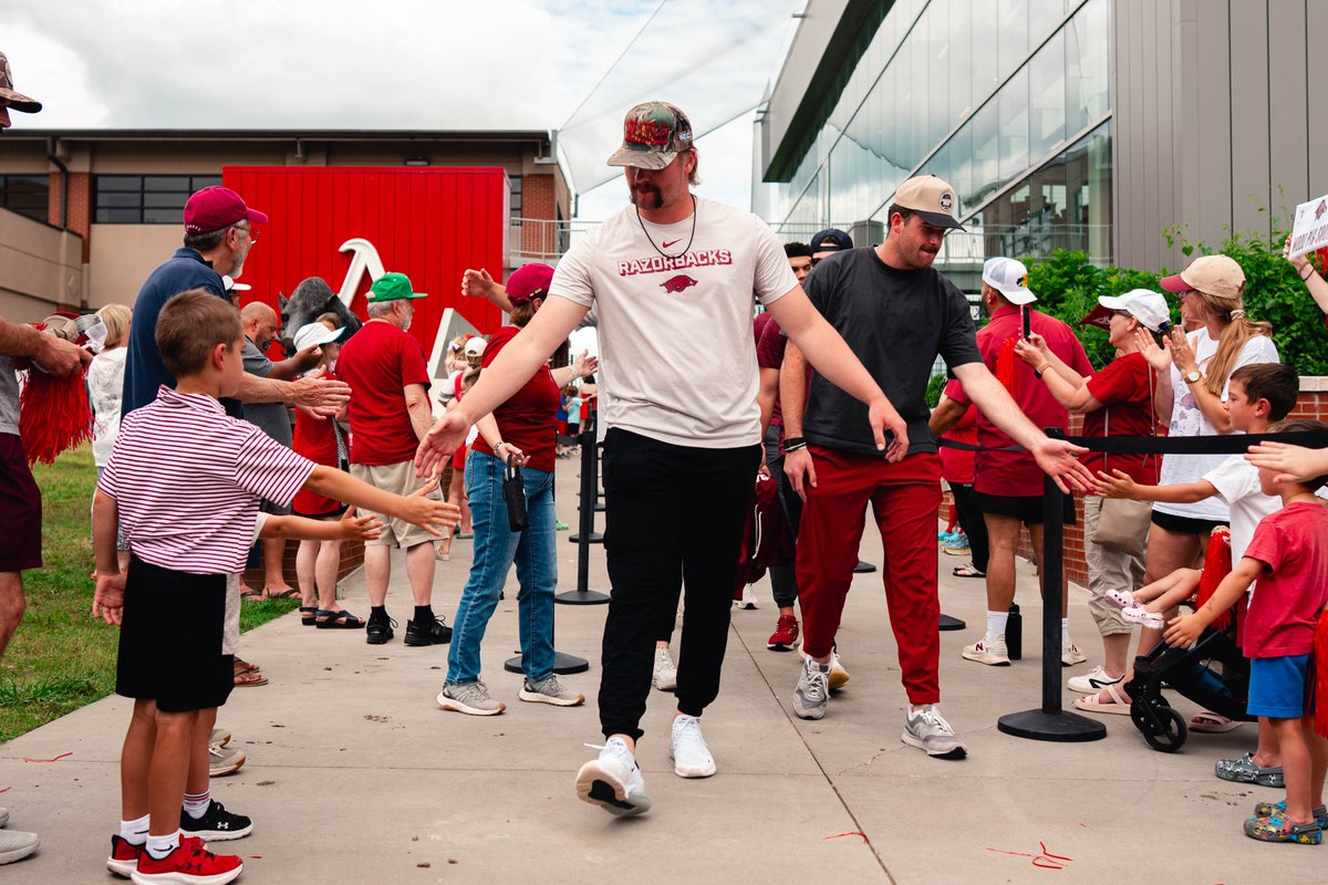 RazorbackBSB's tweet photo. Road Hogs rollin' out! https://t.co/1FIDdE11Sz