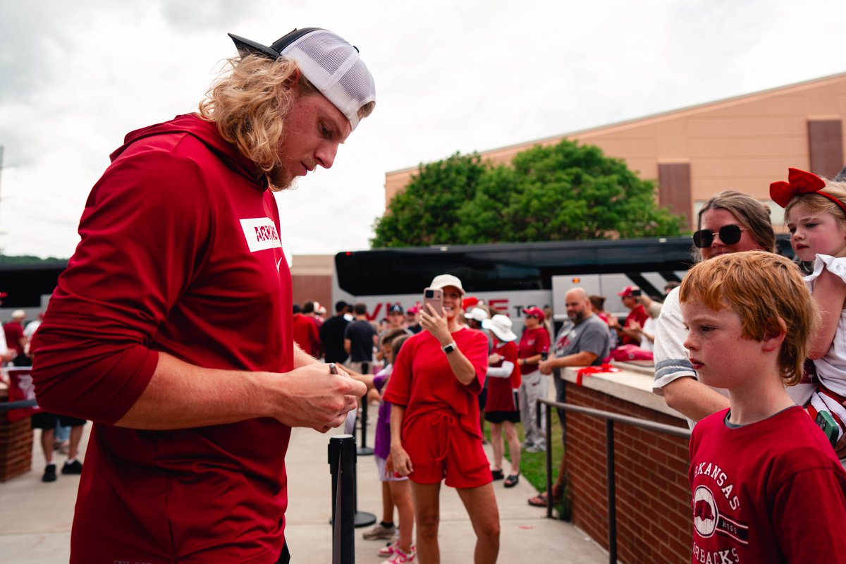 RazorbackBSB's tweet photo. Road Hogs rollin' out! https://t.co/1FIDdE11Sz