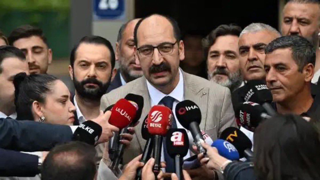 etkilihaberyeni's tweet photo. Atakan Sönmez:

“Araçlar sembolik olarak seçildi, doğrudan Aziz İhsan Aktaş veya Özkan Yalım’la ilgisi yoktur.

Hiçbir şaibe yoksa bu CHP'nin öz malıdır, otoparkında durur. Biz burada riski göstermek için sergilemeyi yaptık.”

(Sözcü) https://t.co/iHT5YMbygb