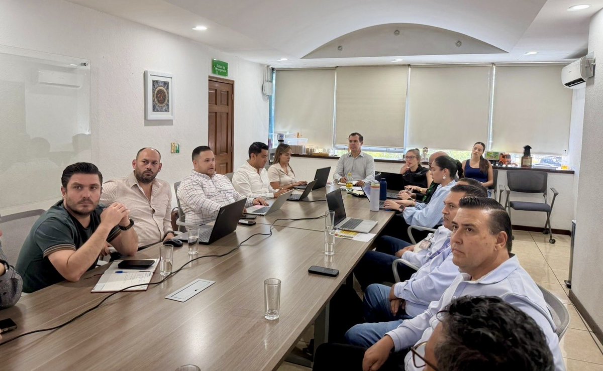MonrazDiego's tweet photo. Hoy tuvimos una productiva reunión con los representantes transportistas que operan en sistema Mi Macro Periférico, en donde acordamos junto con @SITEURJAL algunos ajustes en la operación que comenzando la próxima semana se notarán mejoras en la capacidad y frecuencia de unidades https://t.co/gOB65SWpBd