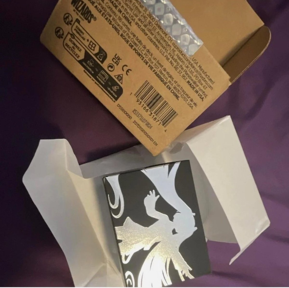 LaZorraDeAnna's tweet photo. Parece que tenemos nuevo mazo de Secret Lair de Hatsune Miku. Alguien ha recibido por error el mazo en vez del Goblin Storm 😰 https://t.co/74Z2BnW73W