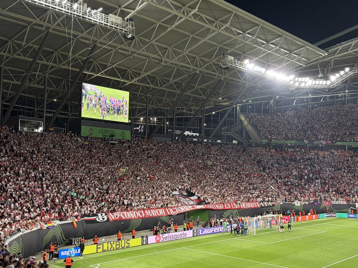 aartsvi's tweet photo. Rayo Vallecano: waardige, heel waardige verliezers. 'Zelfs een nederlaag met jou voelde als de grootste overwinning', staat er. Tranen met tuiten bij de Spaanse supporters. https://t.co/bkEadWWtdu