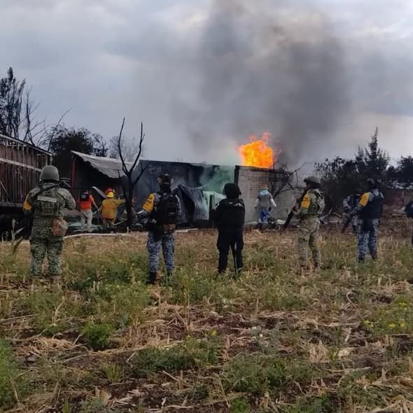 Santiagod181281's tweet photo. Personal del #EjércitoMexicano, #GuardiaNacional y la #FSPE de #Guanajuato localizaron y desactivaron un presunto centro clandestino de almacenamiento de combustible en #JuventinoRosas, Guanajuato.
El hallazgo ocurrió tras el reporte del incendio de un tractocamión. https://t.co/lxPs7gKVn7