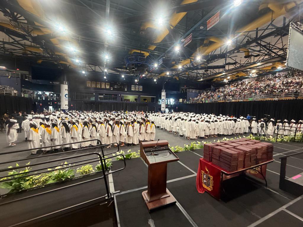 SuptDotres's tweet photo. Celebrating the strong and exceptional #Classof2026 from @MiamiNorlandSHS! Your hard work has brought you to this joyous graduation. Wishing you a future filled with success and opportunity. #MDCPSGrad #Alumni305 #YourBestChoiceMDCPS https://t.co/AB6BvjwEc3