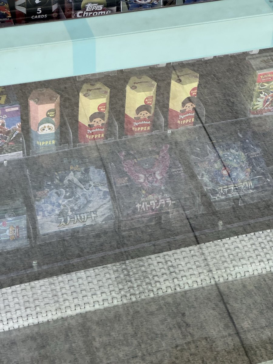 FPS_Snowball's tweet photo. なんでカナダのトロントの空港で日本語のポケカしかもシュリンク付きのBOXとトウホク買えるんだよww
日本じゃ買えないのに国家レベルの転売か？🙃 https://t.co/QW072EH6jL