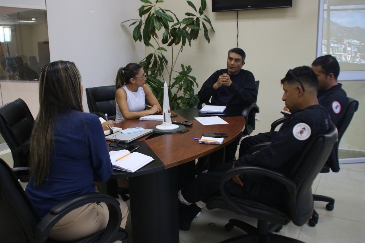 ecu911Ibarra's tweet photo. 📍#Ibarra | La Coordinadora Zonal 1 del @ECU911_, @cecilude, junto a su equipo técnico, mantuvo una reunión de trabajo con representantes de @BomberosOtavalo para plantear acciones orientadas a fortalecer la articulación interinstitucional y optimizar los tiempos de respuesta ante las emergencias reportadas a la #LíneaÚnicaParaEmergencias 9-1-1. 🚨📞