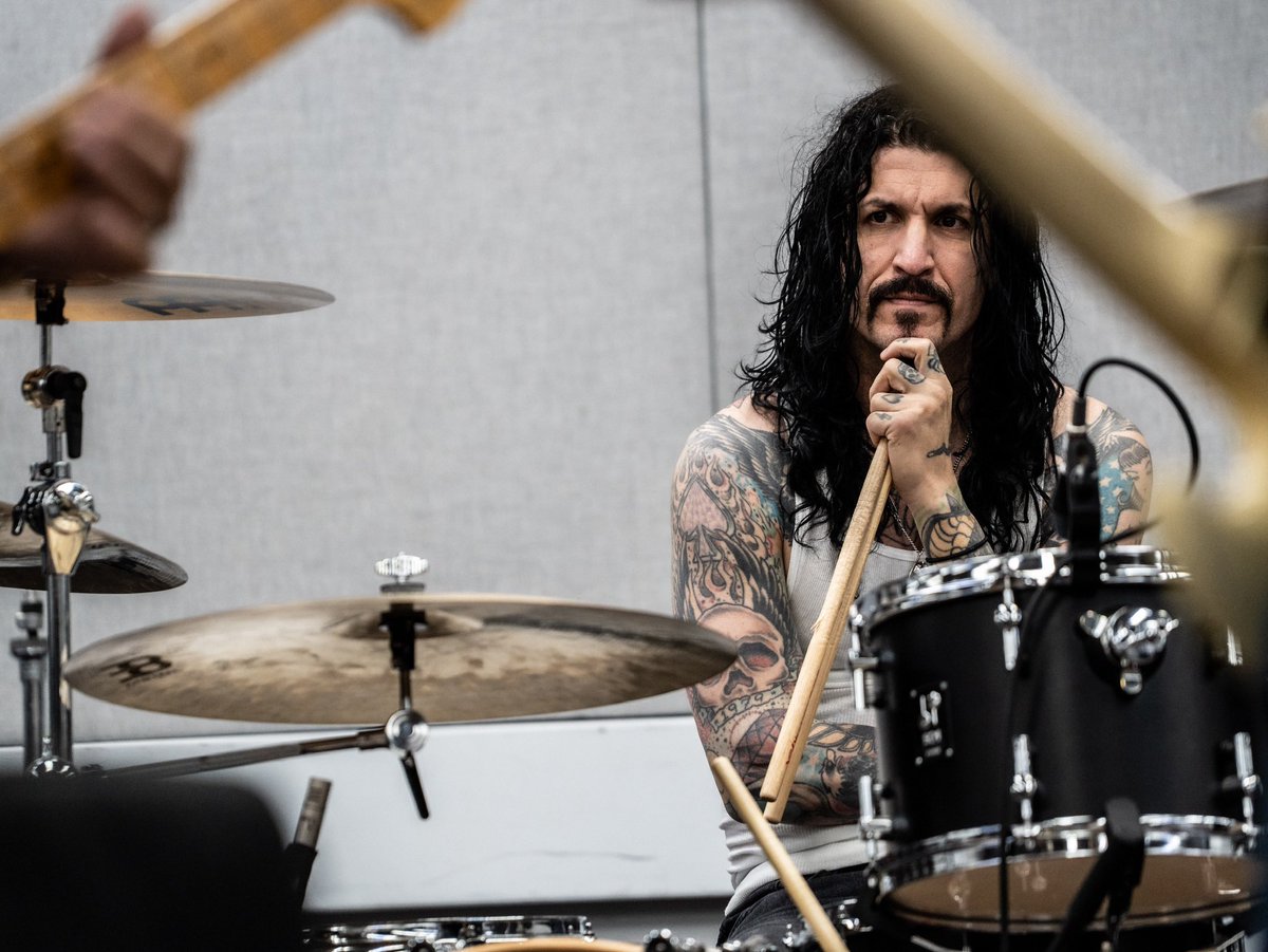 TheDeadDaisies's tweet photo. In full thinking mode 🤔
What is Tommy thinking about? 🥁

#thedeaddaisies #purpledaisies #rehearsal https://t.co/ZmUiqCFtV3
