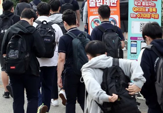 Indie5051's tweet photo. Según informes, estudiantes fueron rechazados de las mejores universidades de Corea del Sur debido a antecedentes de bullyng escolar a sus compañeros, a pesar de su alto rendimiento académico, en dicho país existe cero tolerancia con esos comportamientos. https://t.co/tfGUDVzZE4
