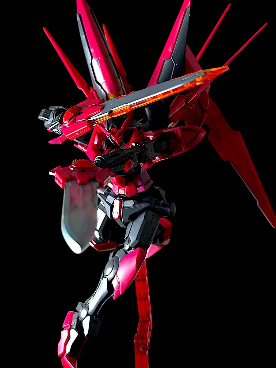 tapioca22th's tweet photo. HGBF 1/144 ガンダムエクシアダークマター完成

軽めのウェザリング仕上げです。

左手に持ったブライニクルブレイドは冷気の剣なので、見た目に凍った感を出すために、シルバーなどのガンダムマーカーを何色か重ねて塗ってみました。
少しは雰囲気出たと思います(^_^;)

#ガンプラ #ガンダム https://t.co/JlSnpA7JwI