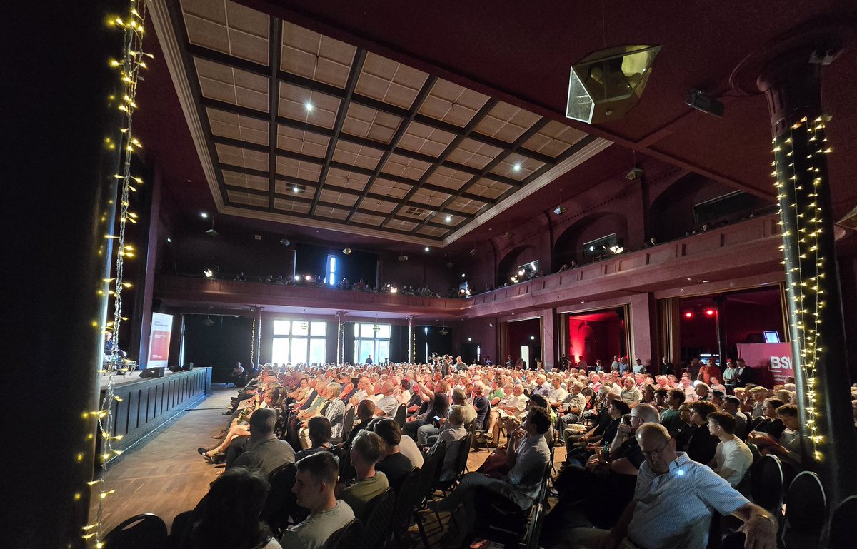 JohnLucasD's tweet photo. Sahra Wagenknecht in Halle: volles Haus. Über 800 Menschen beim BSW. Kein CDU-MP mehr nach der Wahl. Der politische Wechsel kann kommen. #BSW @SWagenknecht https://t.co/bnwRMUP3fX