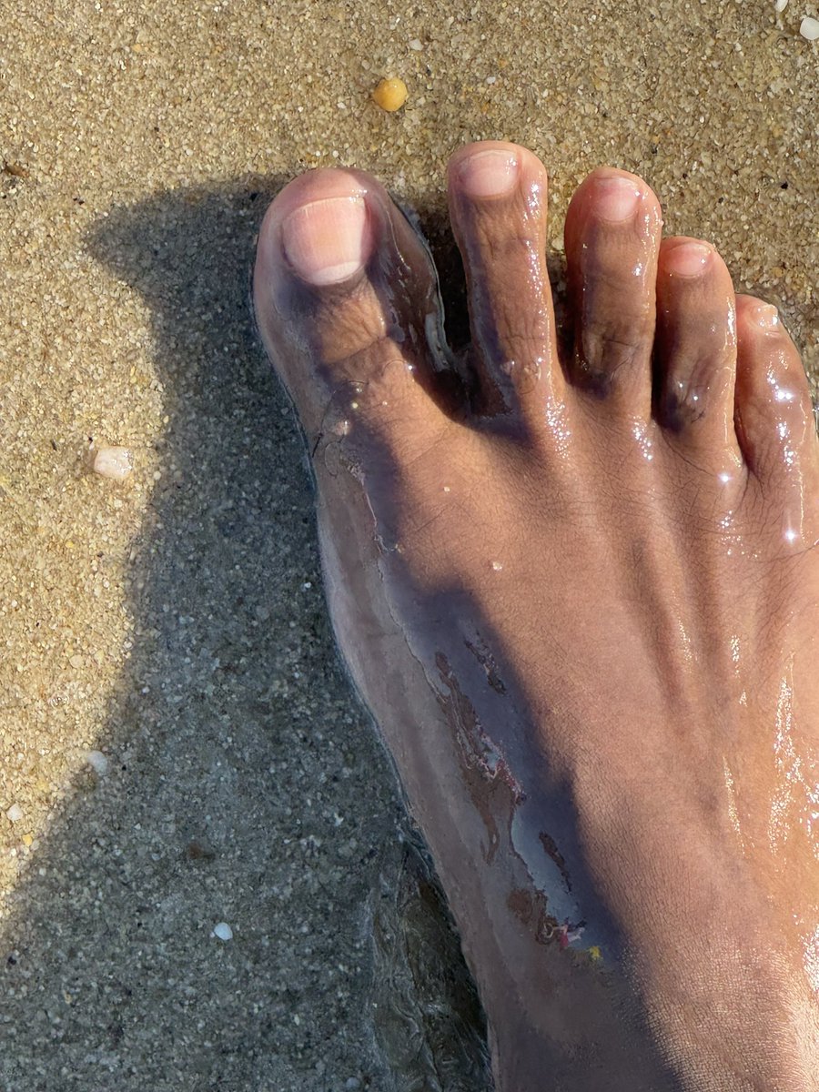 UrFavoritFeet's tweet photo. Sand and water 👣 https://t.co/ggtCPYjkcw