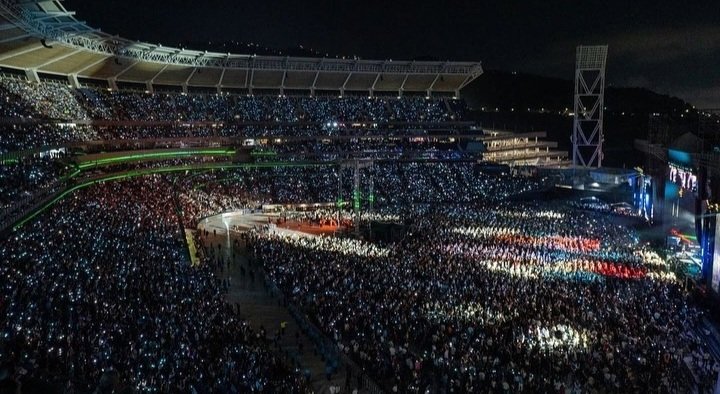 Iconicxtini's tweet photo. SE MANDABA UN ESTADIO DE 50 MIL PERSONAS EN VENEZUELA https://t.co/6xNmrBveN3