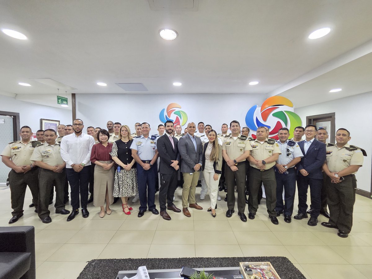 camarasd's tweet photo. Recibimos a directivos y estudiantes del Curso Superior de Guerra del Ejército de Guatemala, en coordinación con el Ministerio de Defensa de la República Dominicana.

Durante la visita, conocieron el funcionamiento del Registro Mercantil y las áreas de Operaciones, Procesos, Proyectos, Negocios, Jurídica y Corte de Arbitraje, incluyendo nuestras plataformas de servicios y apoyo al sector empresarial.

#CámaraSD #CorteDeArbitraje #RegistroMercantil