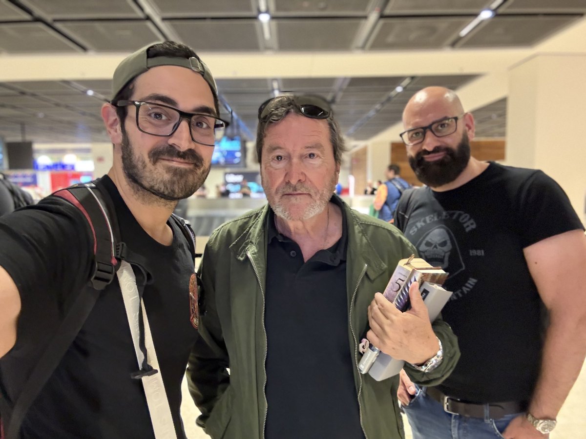 jolivarestolosa's tweet photo. Ahora que ya se sabe que @KromicB está en Berlín con nosotros, os puedo contar que nos hemos encontrado en el aeropuerto al mismísimo Juan José Benítez. Caballo de Troya es mi libro favorito (Kromic también lo adora) y verle ahí en el aeropuerto esperando maleta me ha dado un parraque. Le hemos pedido una foto y ha sido muy amable. Todavía flipo.