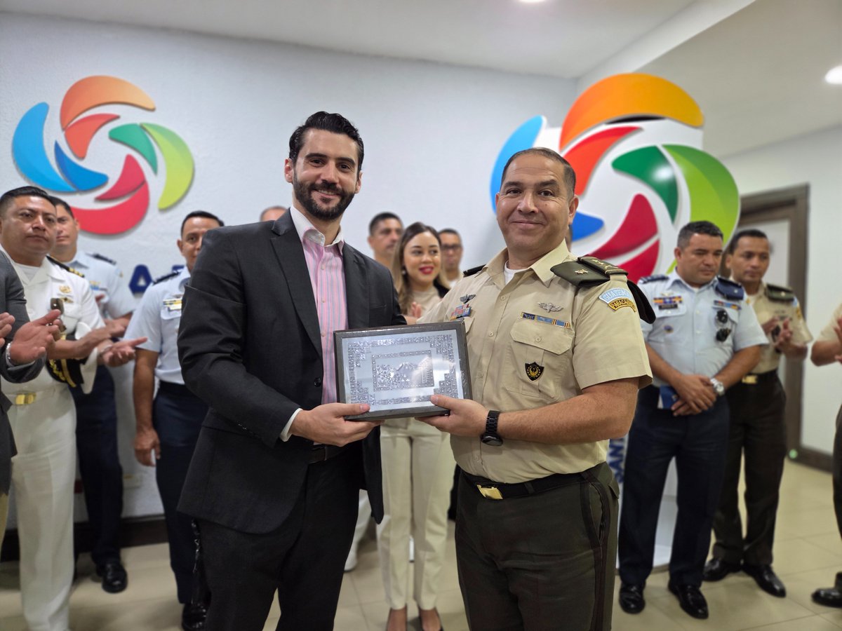 camarasd's tweet photo. Recibimos a directivos y estudiantes del Curso Superior de Guerra del Ejército de Guatemala, en coordinación con el Ministerio de Defensa de la República Dominicana.

Durante la visita, conocieron el funcionamiento del Registro Mercantil y las áreas de Operaciones, Procesos, Proyectos, Negocios, Jurídica y Corte de Arbitraje, incluyendo nuestras plataformas de servicios y apoyo al sector empresarial.

#CámaraSD #CorteDeArbitraje #RegistroMercantil
