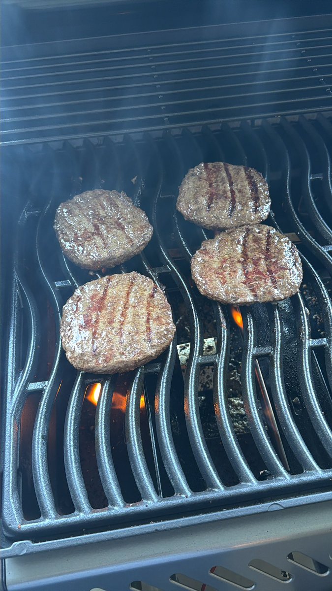 oHiTzJimmy's tweet photo. @BarstoolBigCat #burgerseason https://t.co/4MP0I97ekx