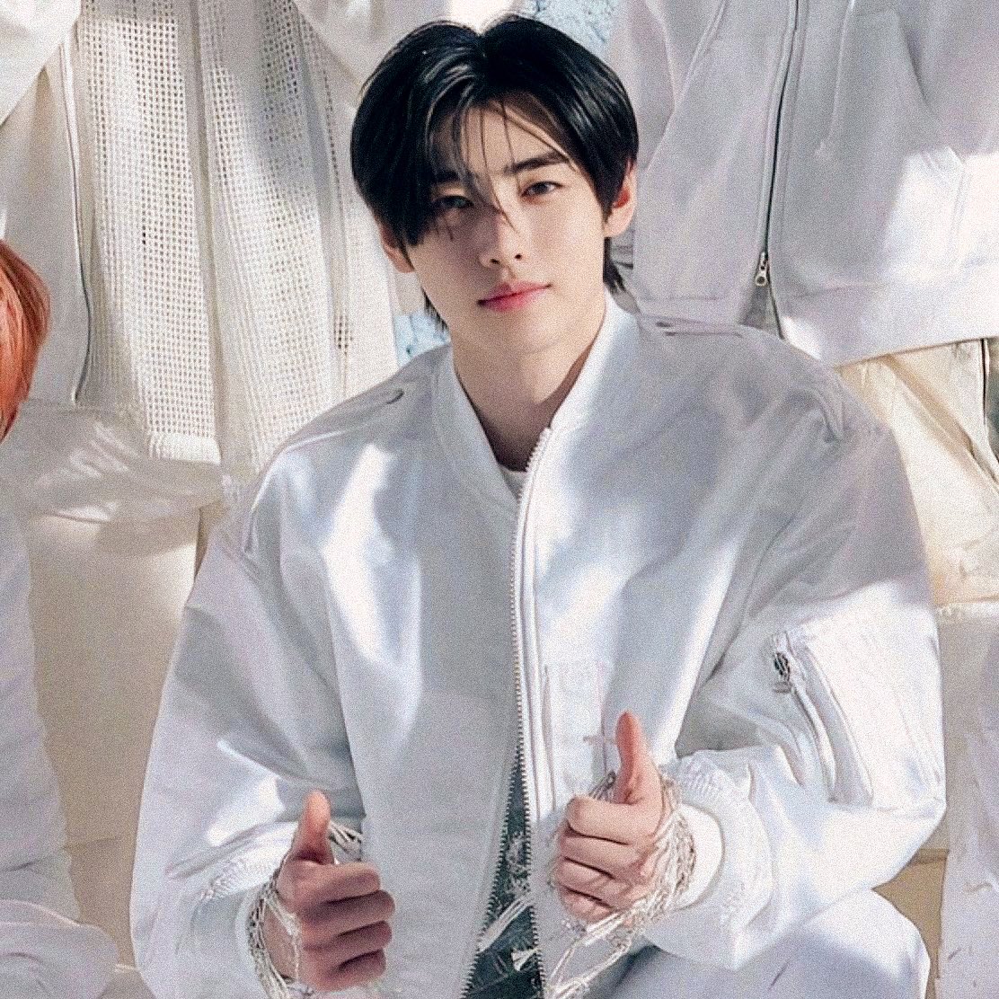 hoonkipintinhas's tweet photo. the idol           vs         the photocard https://t.co/Dc4E1lMwPw