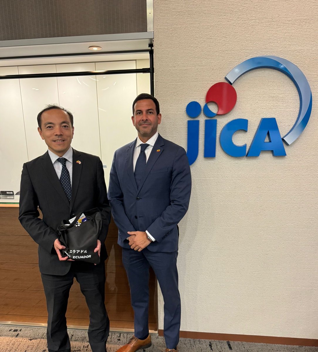 ProEcuador_'s tweet photo. En el marco su agenda en Japón, el viceministro Roger Crespo y la subsecretaria de Competitividad, mantuvieron una importante reunión con Keisuke Ito, Director General del Departamento para América Latina y el Caribe de la Agencia de Cooperación Internacional de Japón🇯🇵 - JICA. https://t.co/x2w7cM6wDB