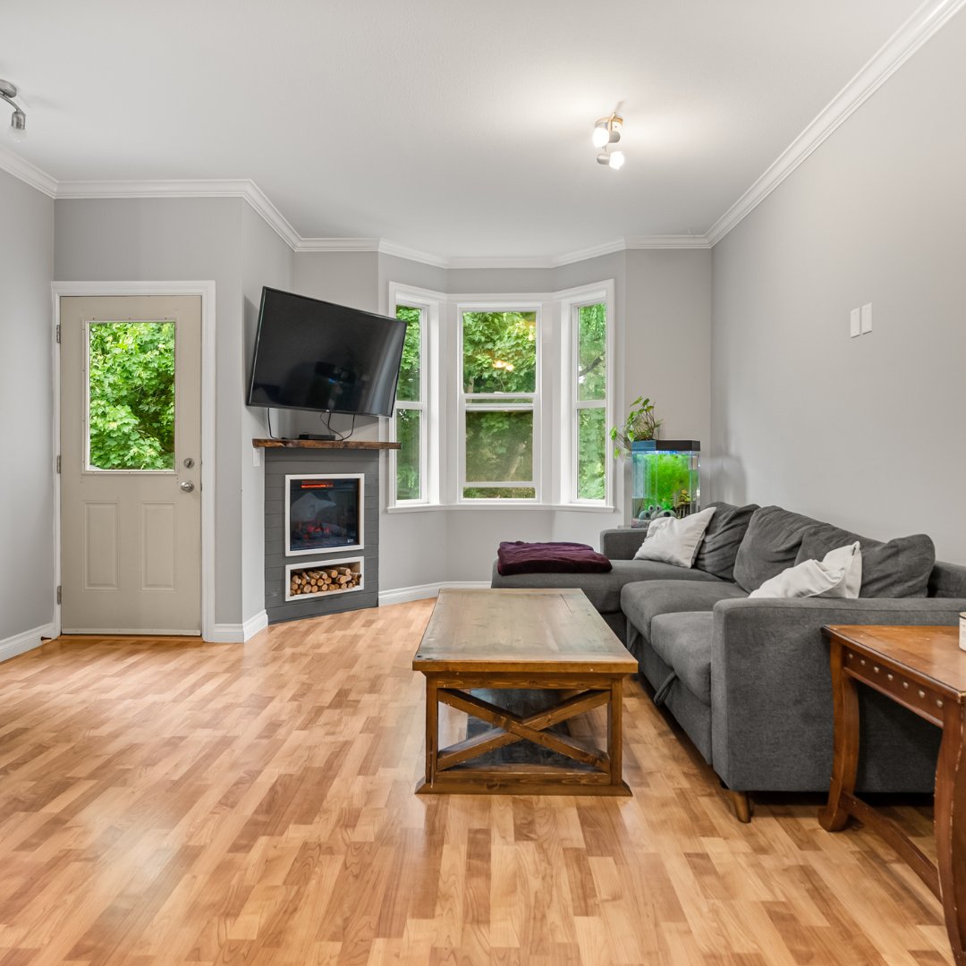 FrostRealEstate's tweet photo. 𝐉𝐔𝐒𝐓 𝐋𝐈𝐒𝐓𝐄𝐃! 🏡🏘️🎉🎊
🛌𝐁𝐞𝐝𝐫𝐨𝐨𝐦𝐬- 3
🚻𝐁𝐚𝐭𝐡𝐫𝐨𝐨𝐦𝐬- 3
🏡𝐒𝐪 𝐟𝐨𝐨𝐭𝐚𝐠𝐞- 1564
✅𝐂𝐋𝐈𝐂𝐊 𝐋𝐈𝐍𝐊 𝐈𝐍 𝐁𝐈𝐎 𝐅𝐎𝐑 𝐀𝐋𝐋 𝐓𝐇𝐄 𝐃𝐄𝐓𝐀𝐈𝐋𝐒!
𝐏𝐫𝐢𝐜𝐞- $625,000
𝐀𝐝𝐝𝐫𝐞𝐬𝐬- 20 33321 George Ferguson Way
#realestate #abbotsford #justlisted https://t.co/hZgFxjCq8y