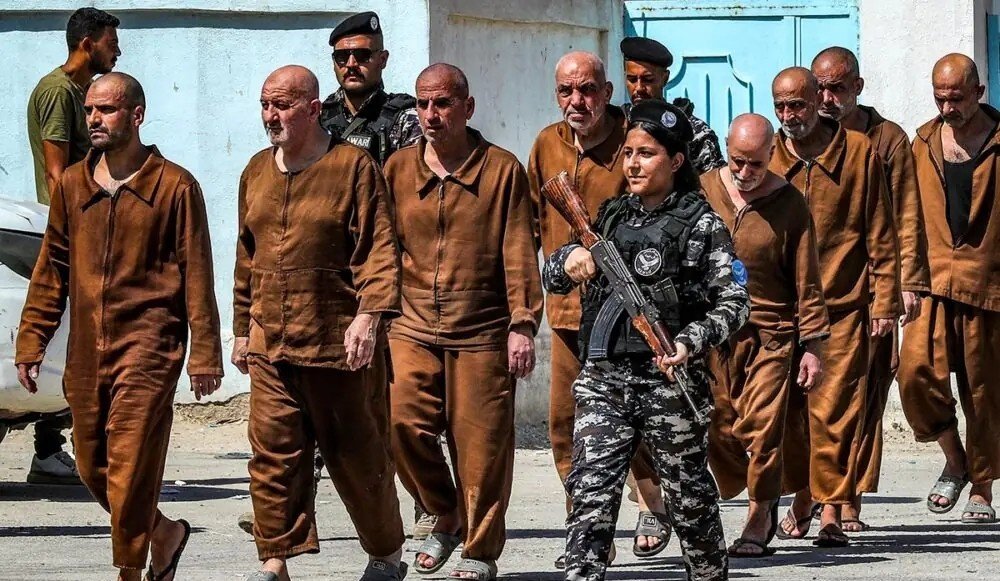 WarlyticsNews's tweet photo. ⚡️NEW: Russia's FSB warns that Western intelligence agencies are sending former ISIS fighters to Iraq with the aim of potentially using them against Iran https://t.co/2UncaWZuiS