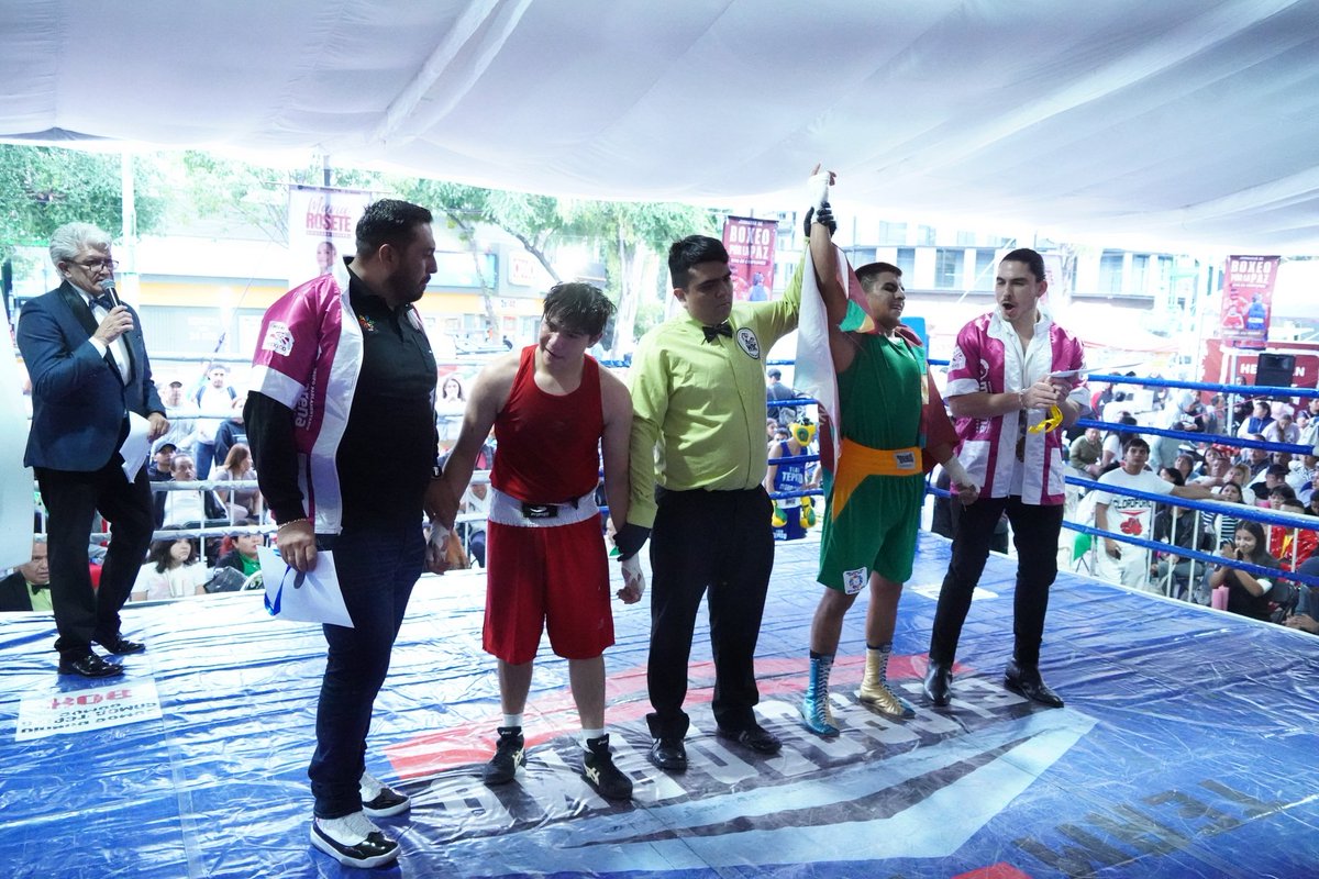 talapariente's tweet photo. Para finalizar el día, fui a apoyar a los boxeadores de #Iztapalapa que participaron en las peleas que organiza el sector comercio. ¡Muchas gracias a Lourdes Sanabria por la invitación, nos la pasamos increíble!
#BoxeoCDMX #TalentoLocal #BoxAmateur #deporte #boxeomexicano https://t.co/JCwX3NeneN