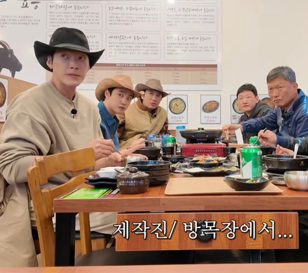 b0112d's tweet photo. 도경수 도토리 창고에서 도토리 방출 시작하는데 끼발 벌써부터 개고생을 하라고 온 우주가 도와줌. 근데 목장대표님 말투 느긋해서 개웃김 https://t.co/P7BtieWgcN