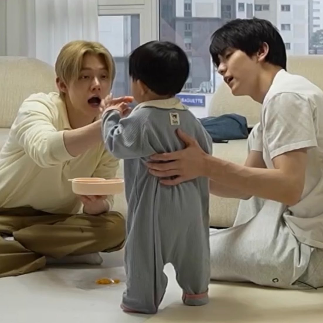 nonamemoa's tweet photo. 옷 커서 질질 끌려가꼬 바지 밑단 접어 입힌 거 욘나 커여어 ㅠㅠ https://t.co/gFWVG6z9XC