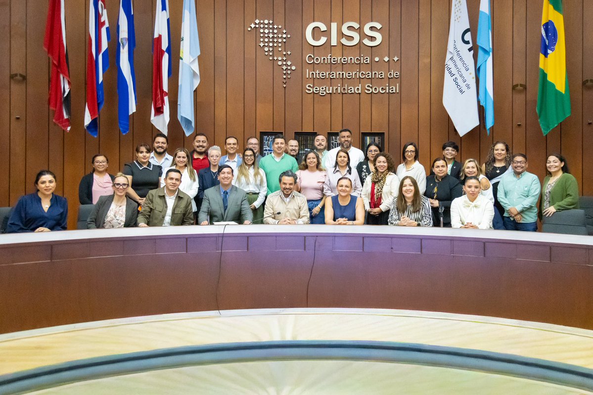 zoerobledo's tweet photo. Nos reunimos con un grupo de trabajo del IMSS que está analizando cómo transformar el modelo de calidad institucional, con el objetivo de que nuestros indicadores y evaluaciones tengan un mayor impacto en la operación diaria y en la calidad de la atención que brindamos. 🏥

Nos guía una visión humanista: transitar del análisis conceptual a la práctica real en las unidades médicas, para mejorar el trato, fortalecer la satisfacción de las y los derechohabientes y avanzar hacia servicios más cercanos, resolutivos y con calidad. 💚🦅