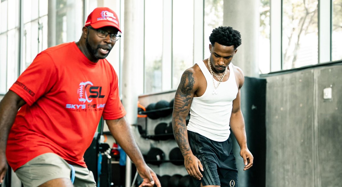 SkysTheLimitWR's tweet photo. An Inside Look… Raw Training Footage Micah Hudson @iammike1x 
#CoachHooksTrained https://t.co/Z1ky9I7LNk