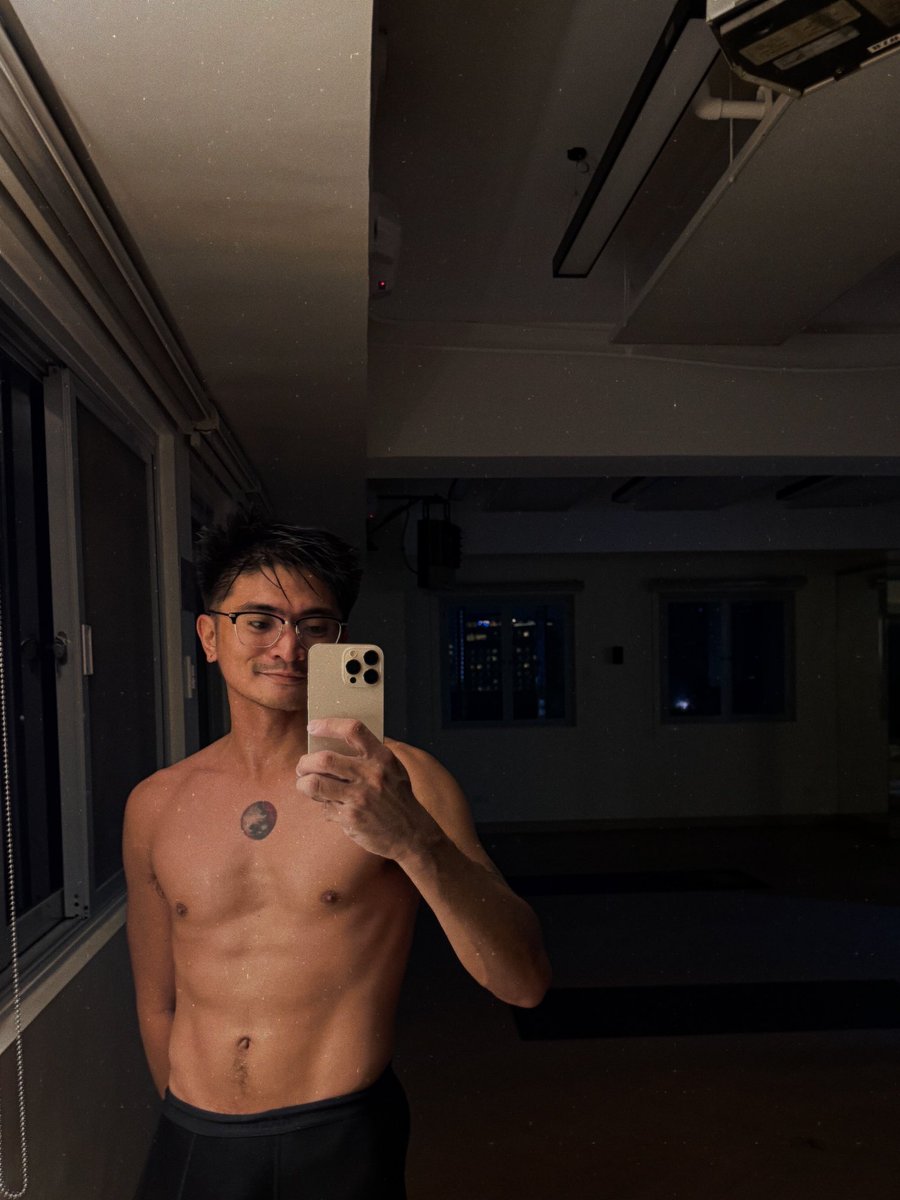 levijun_'s tweet photo. The amount of sweat my body can squeeze out after every Bikram Hot Yoga class (see video): 💦💦💦💦💦💦💦💦💦

Amazing what 6 months of yoga practice can do for your mind and body! 💪 https://t.co/t9M563w85n