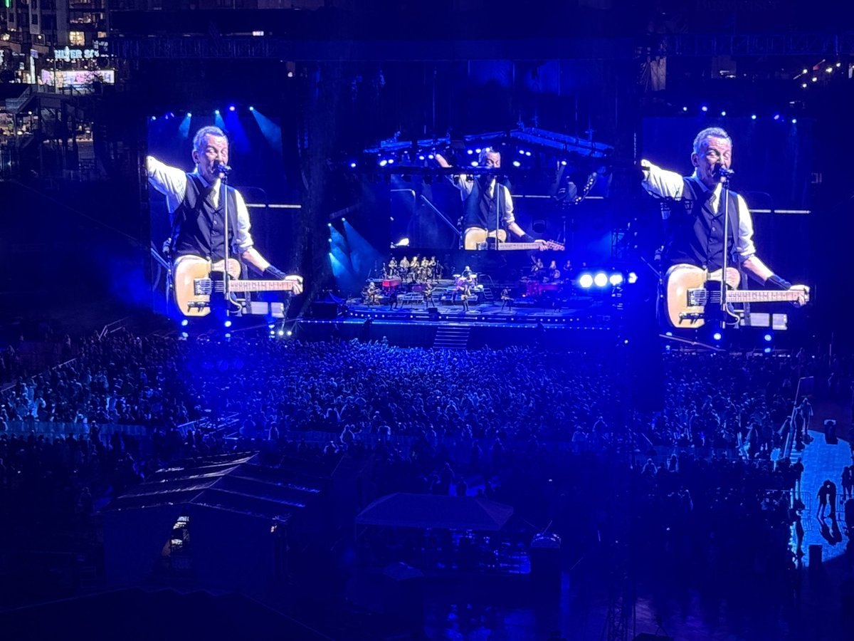 mikememoli's tweet photo. Bruce Springsteen announces at DC concert that he’ll be back October 3 for a major “resistance” concert with other headliners including Foo Fighters and Dropkick Murphys https://t.co/2xR8EjTwAu